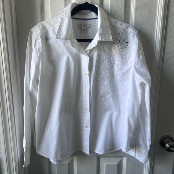 Free Assembly White Button-Up Shirt with Floral Embroidery, Size M - Picture 9 of 10